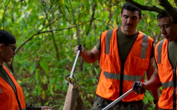 Sailors and Marines volunteer to pick up litter at Green Lake Park