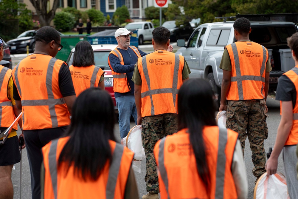 Sailors and Marines volunteer to pick up litter at Green Lake Park