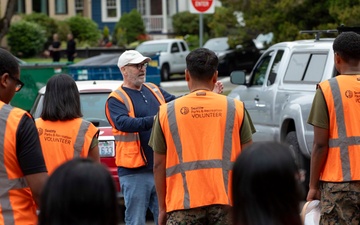 Sailors and Marines volunteer to pick up litter at Green Lake Park