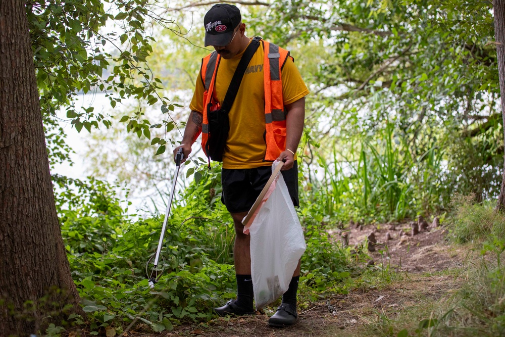 Sailors and Marines volunteer to pick up litter at Green Lake Park