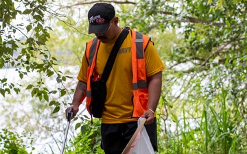 Sailors and Marines volunteer to pick up litter at Green Lake Park