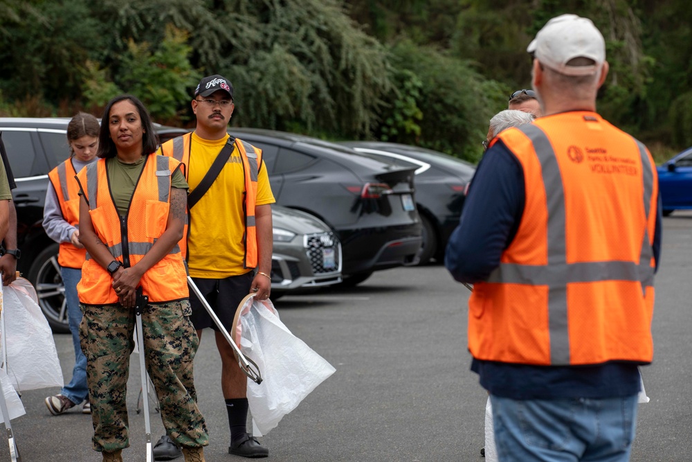 Sailors and Marines volunteer to pick up litter at Green Lake Park