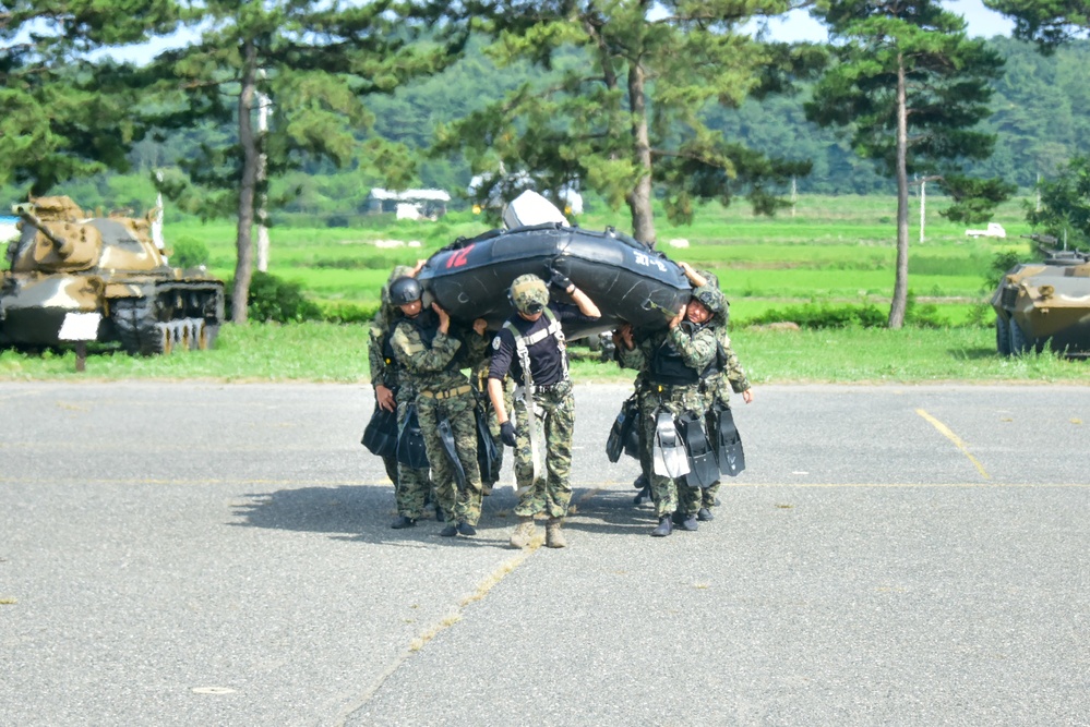 2nd Combat Aviation Brigade conducts helocast with Republic of Korea Special Warfare Command