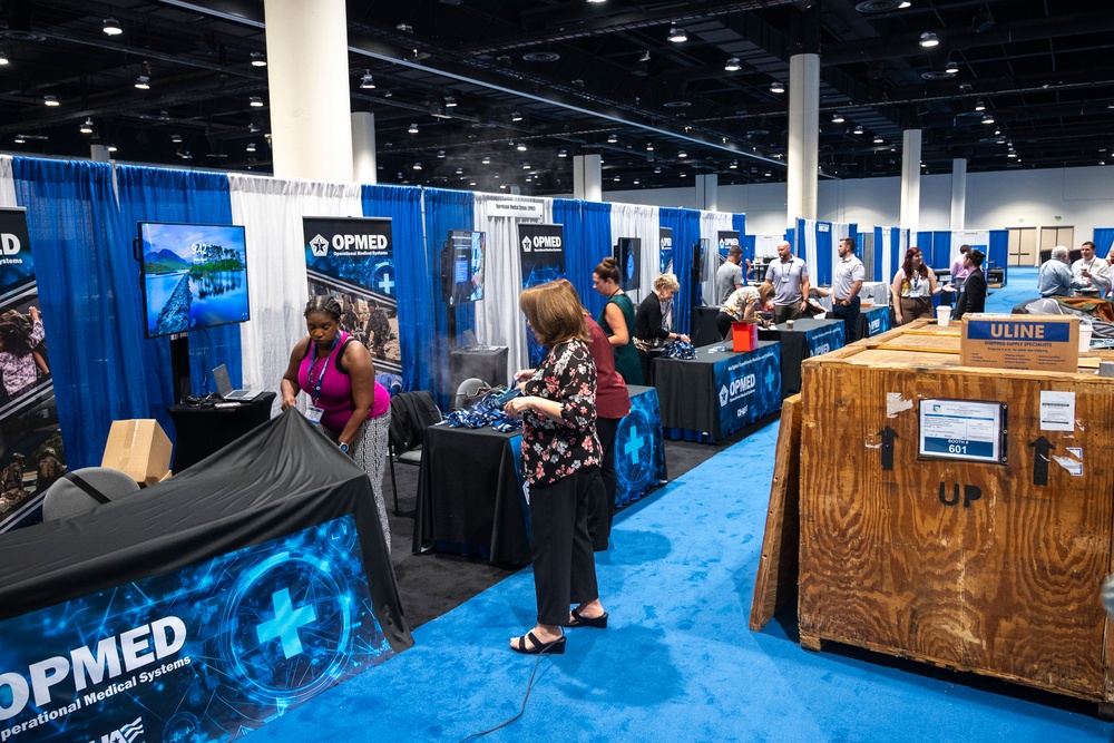 Operational Medical Systems team reaches DOD, industry audience during opening day of premier military health symposium