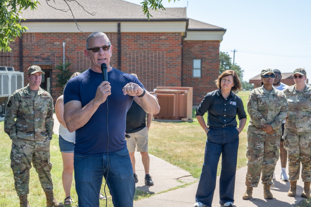 Celebrity Chef Robert Irvine ‘Breaks Bread’ with Dyess Airmen