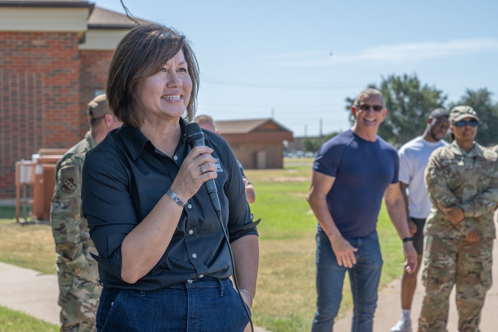 Celebrity Chef Robert Irvine ‘Breaks Bread’ with Dyess Airmen