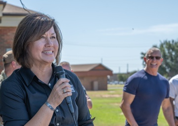 Celebrity Chef Robert Irvine ‘Breaks Bread’ with Dyess Airmen