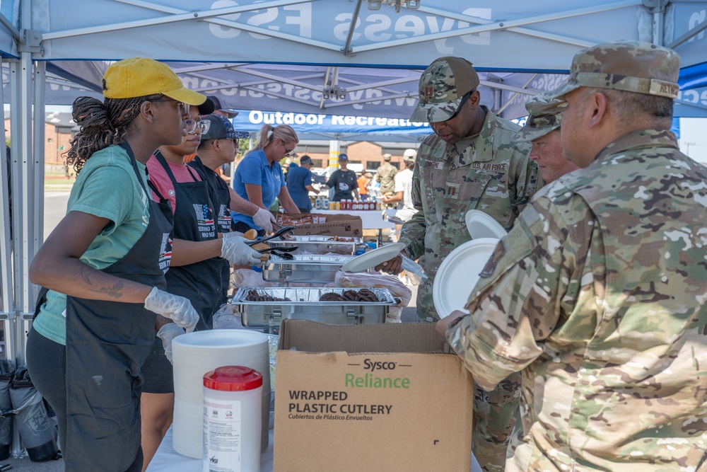 Celebrity Chef Robert Irvine ‘Breaks Bread’ with Dyess Airmen