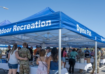 Celebrity Chef Robert Irvine ‘Breaks Bread’ with Dyess Airmen