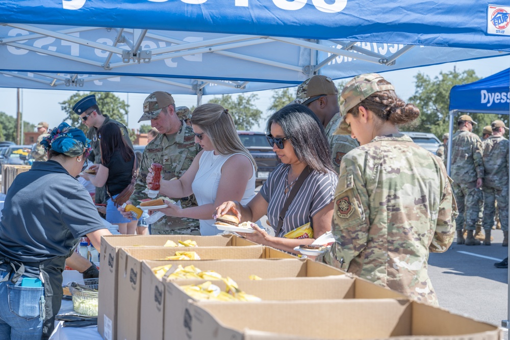 Celebrity Chef Robert Irvine ‘Breaks Bread’ with Dyess Airmen