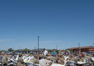 Celebrity Chef Robert Irvine ‘Breaks Bread’ with Dyess Airmen