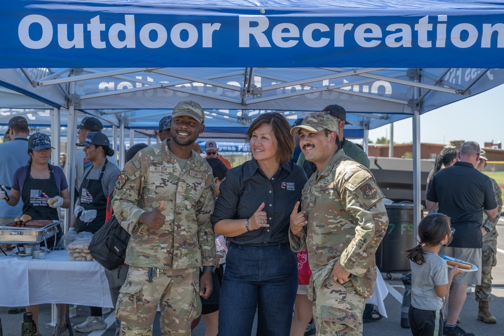 Celebrity Chef Robert Irvine ‘Breaks Bread’ with Dyess Airmen