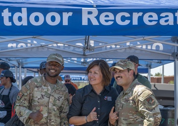 Celebrity Chef Robert Irvine ‘Breaks Bread’ with Dyess Airmen