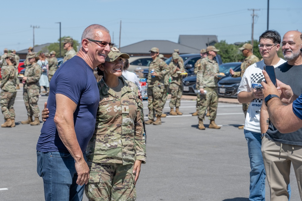 Celebrity Chef Robert Irvine ‘Breaks Bread’ with Dyess Airmen