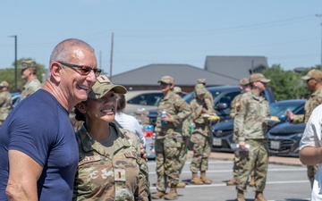 Celebrity Chef Robert Irvine ‘Breaks Bread’ with Dyess Airmen