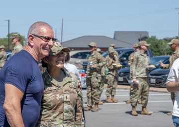 Celebrity Chef Robert Irvine ‘Breaks Bread’ with Dyess Airmen
