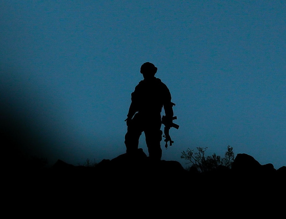 FLARNG Soldier moves observation points