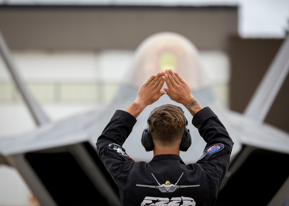 DVIDS - Images - F-22 Raptor Arrives for Milwaukee Air & Water Show ...
