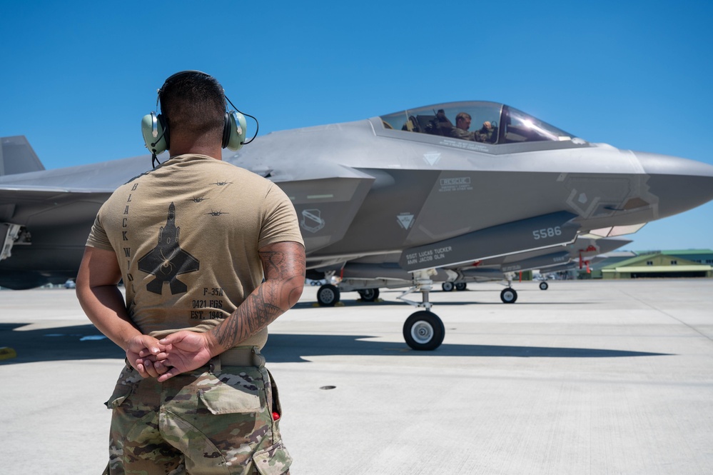U.S., JASDF Forces keep Lightning engaged in  REFORPAC 2025
