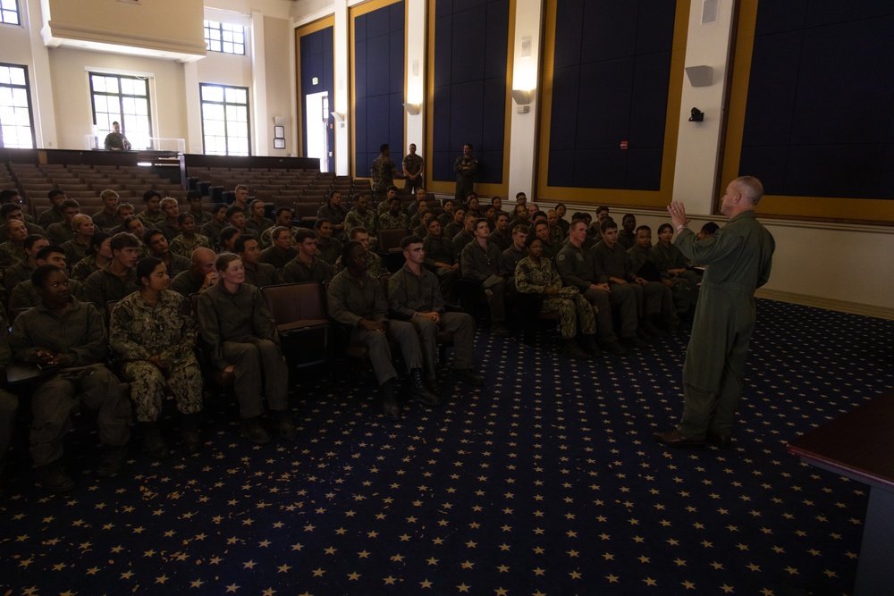 3rd MAW Commanding General meets U.S. Naval Academy Midshipmen