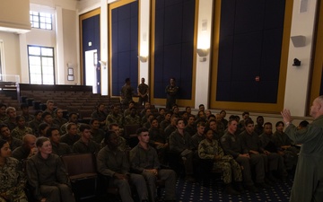 3rd MAW Commanding General meets U.S. Naval Academy Midshipmen