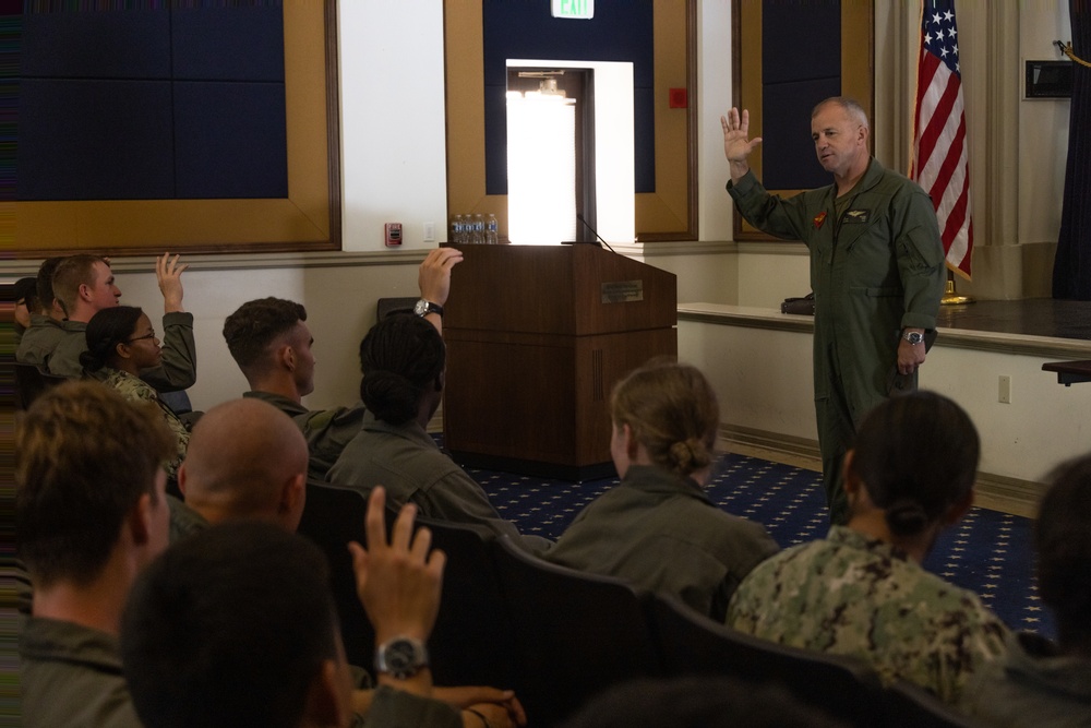 3rd MAW Commanding General meets U.S. Naval Academy Midshipmen
