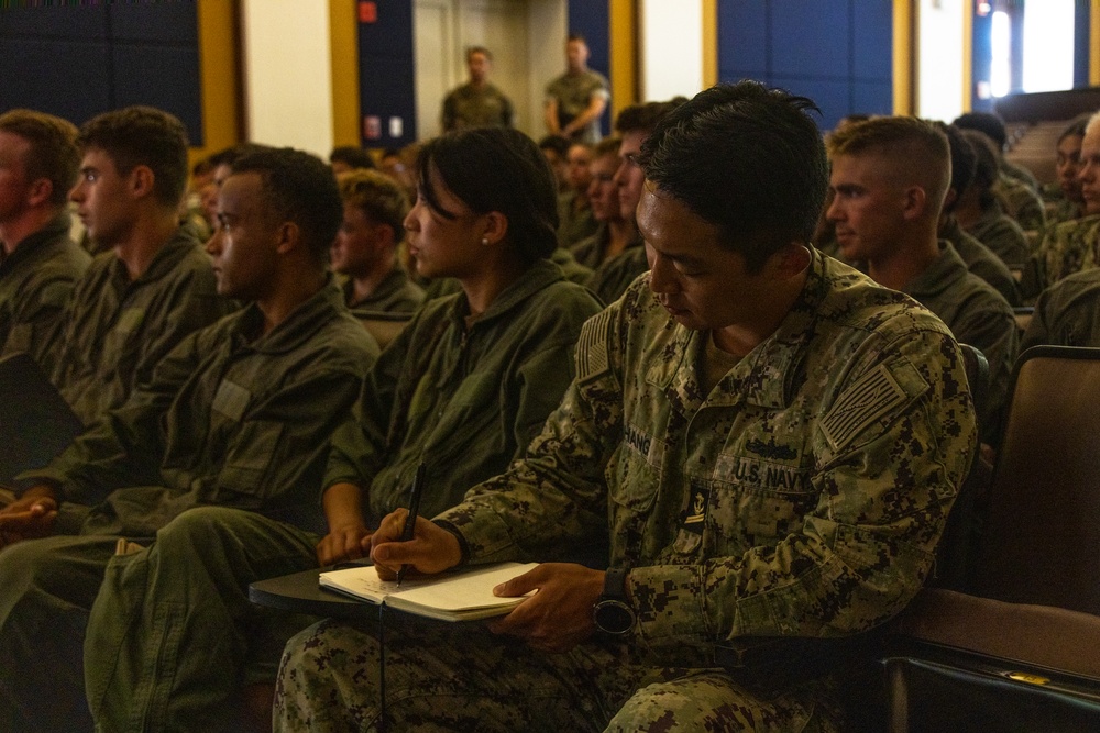 3rd MAW Commanding General meets U.S. Naval Academy Midshipmen