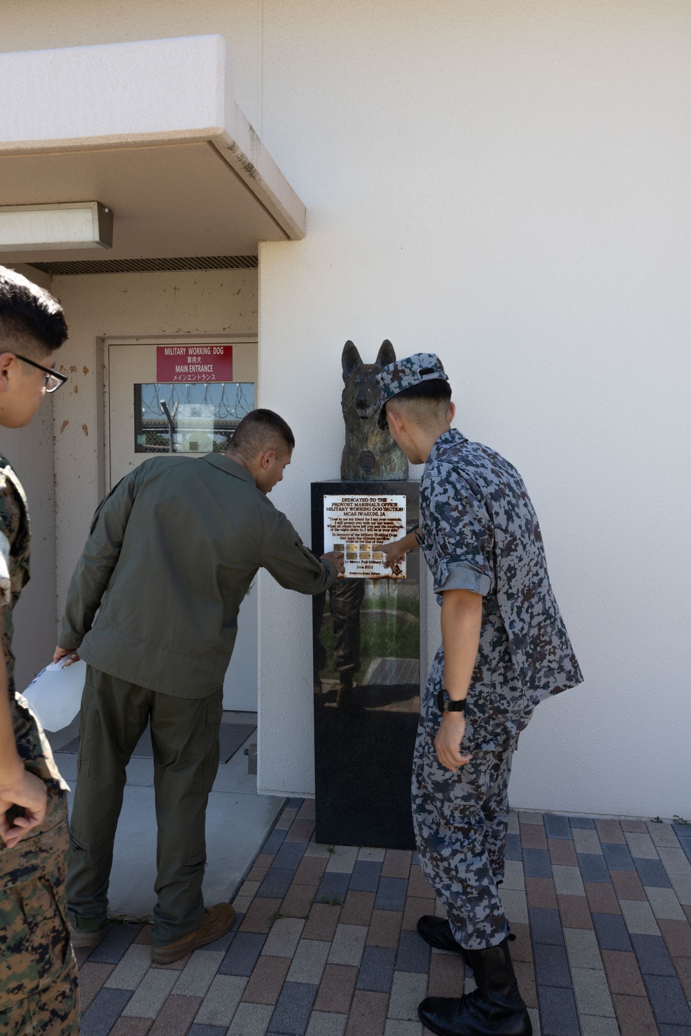 JASDF from Hofukita visit Marines at MCAS Iwkauni