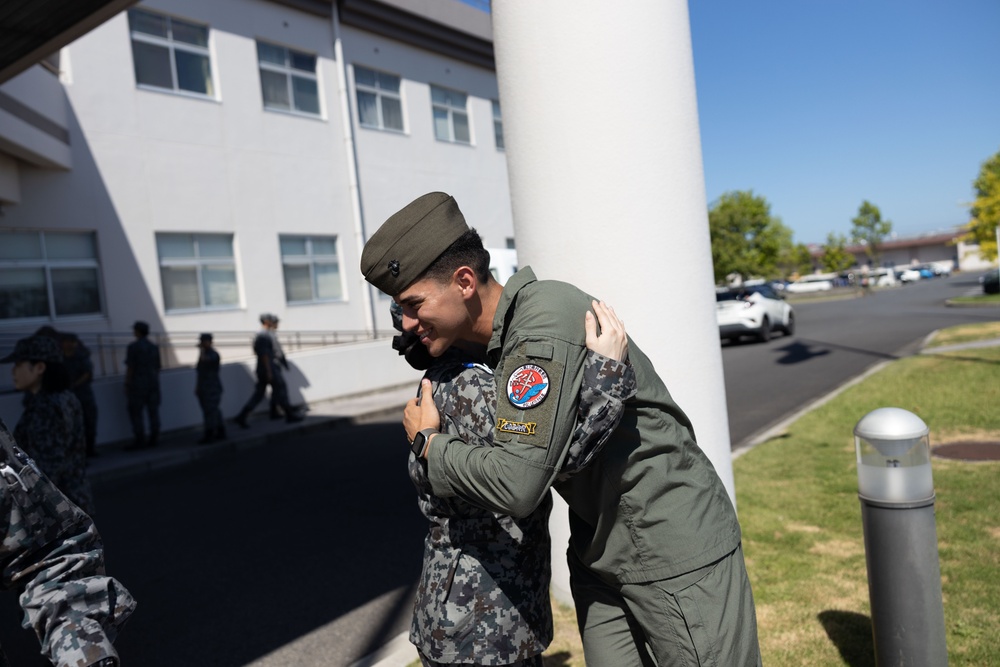 JASDF from Hofukita visit Marines at MCAS Iwkauni