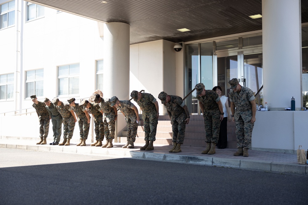 JASDF from Hofukita visit Marines at MCAS Iwkauni