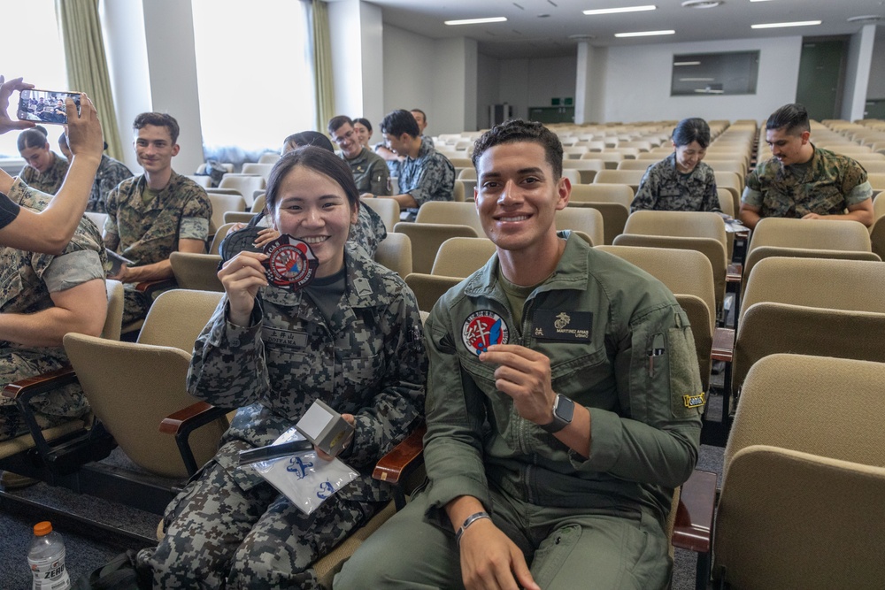 JASDF from Hofukita visit Marines at MCAS Iwkauni
