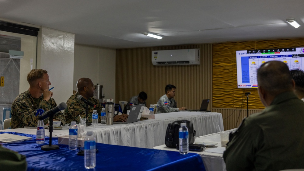 MRF-D 25.3: U.S. Marines coordinate Philippine and U.S. aviation efforts for disaster relief operations in the Philippines