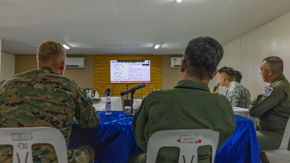 MRF-D 25.3: U.S. Marines coordinate Philippine and U.S. aviation efforts for disaster relief operations in the Philippines