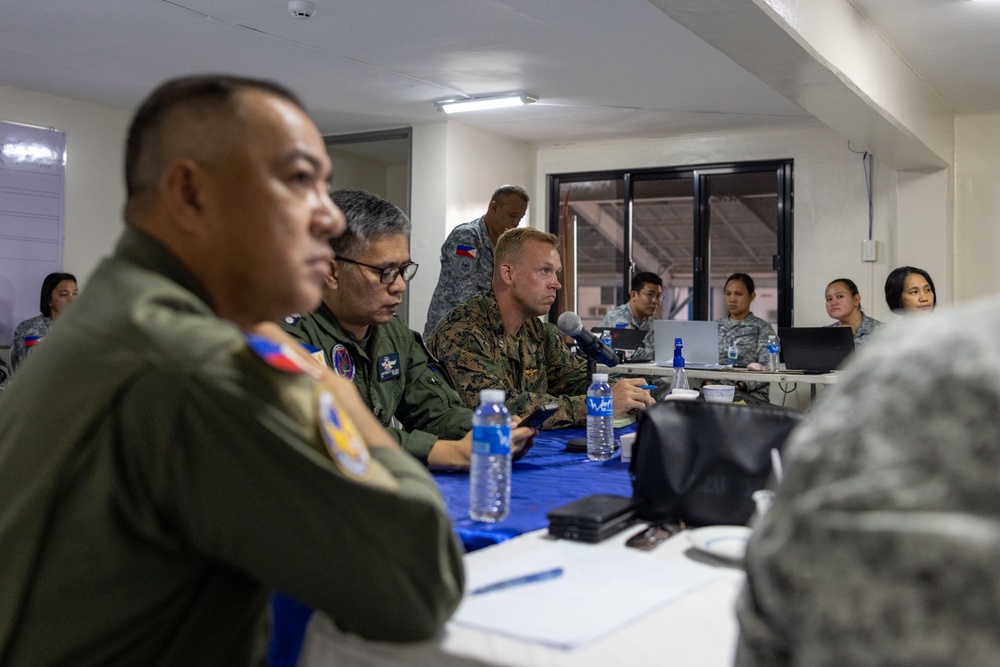 MRF-D 25.3: U.S. Marines coordinate Philippine and U.S. aviation efforts for disaster relief operations in the Philippines