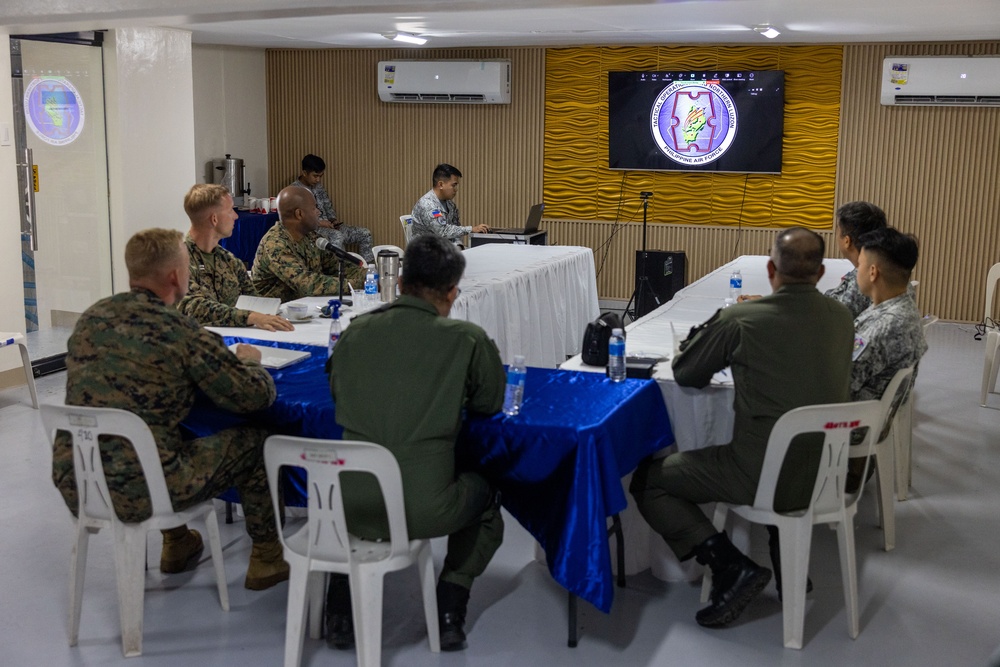 MRF-D 25.3: U.S. Marines coordinate Philippine and U.S. aviation efforts for disaster relief operations in the Philippines