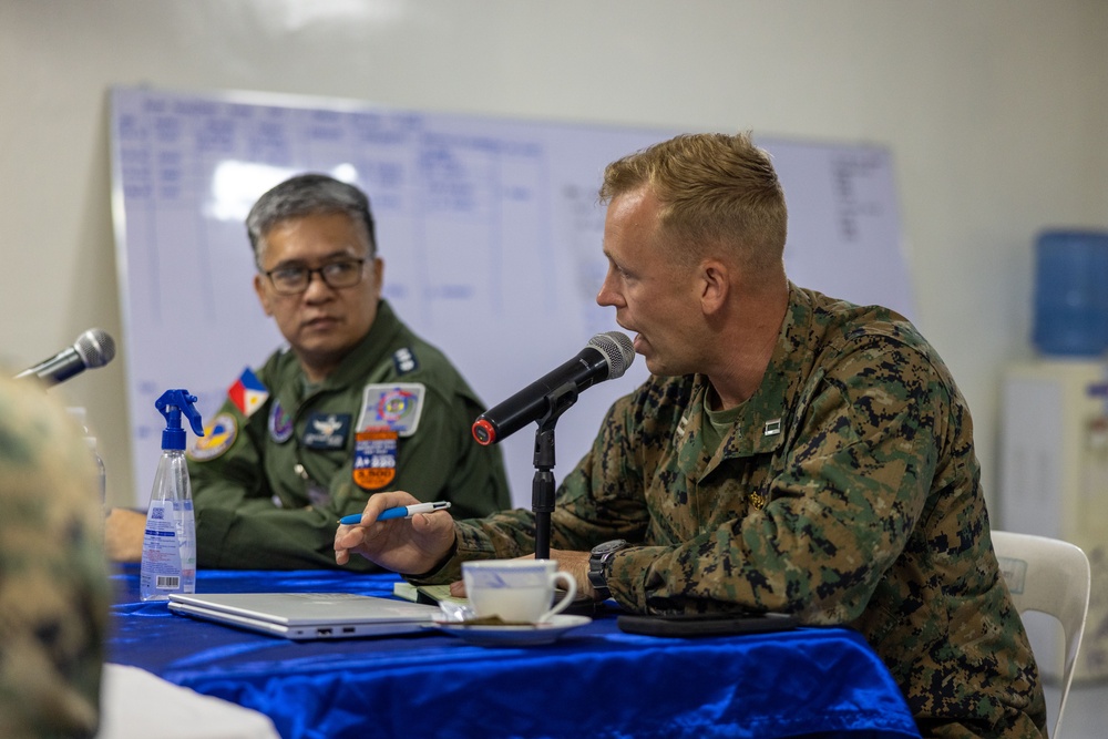 MRF-D 25.3: U.S. Marines coordinate Philippine and U.S. aviation efforts for disaster relief operations in the Philippines