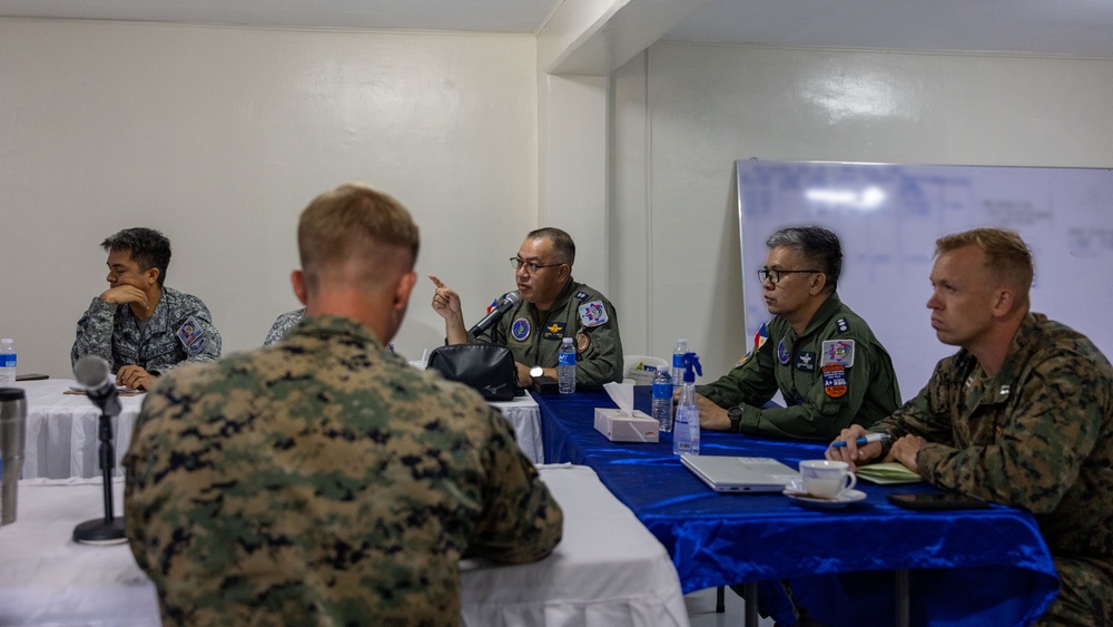 MRF-D 25.3: U.S. Marines coordinate Philippine and U.S. aviation efforts for disaster relief operations in the Philippines
