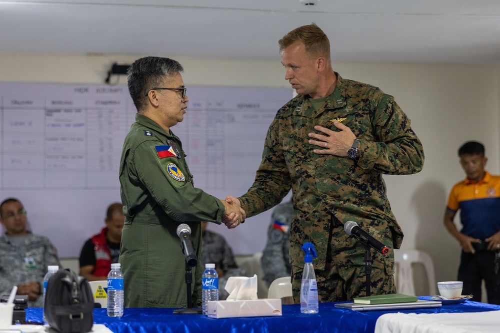MRF-D 25.3: U.S. Marines coordinate Philippine and U.S. aviation efforts for disaster relief operations in the Philippines