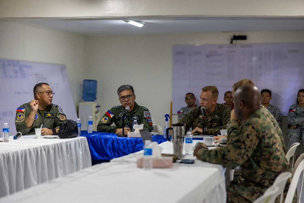 MRF-D 25.3: U.S. Marines coordinate Philippine and U.S. aviation efforts for disaster relief operations in the Philippines