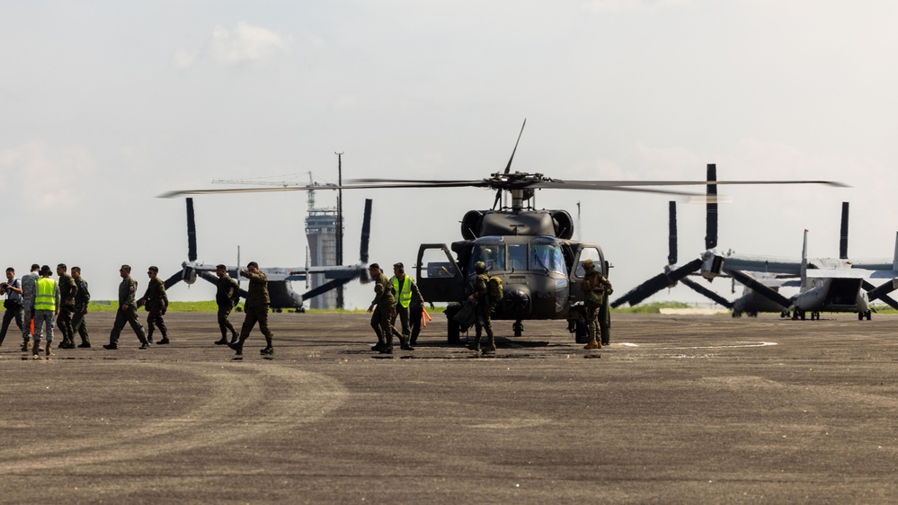 MRF-D 25.3: U.S. Ambassador to the Philippines and Philippine Secretary of Defense visit frontline troops of  foreign disaster relief