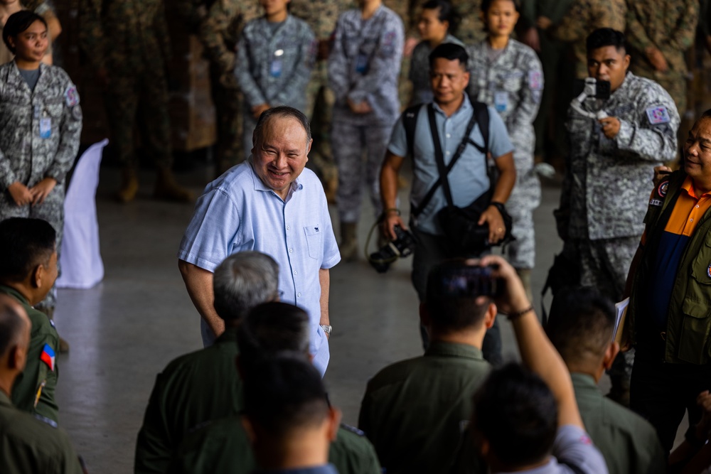 MRF-D 25.3: U.S. Ambassador to the Philippines and Philippine Secretary of Defense visit frontline troops of  foreign disaster relief