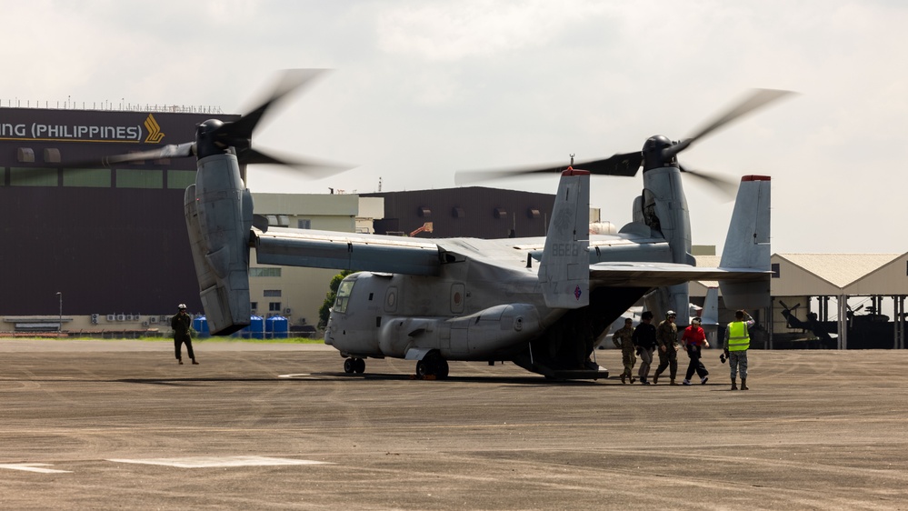 MRF-D 25.3: U.S. Ambassador to the Philippines and Philippine Secretary of Defense visit frontline troops of  foreign disaster relief