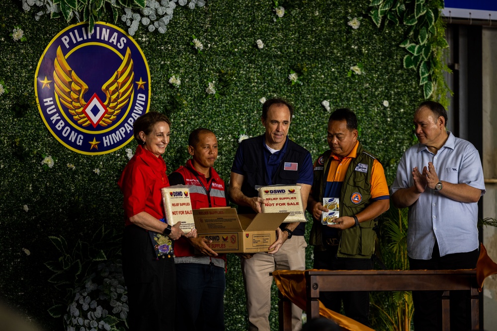 MRF-D 25.3: U.S. Ambassador to the Philippines and Philippine Secretary of Defense visit frontline troops of  foreign disaster relief