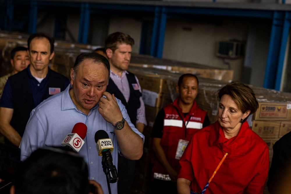 MRF-D 25.3: U.S. Ambassador to the Philippines and Philippine Secretary of Defense visit frontline troops of  foreign disaster relief