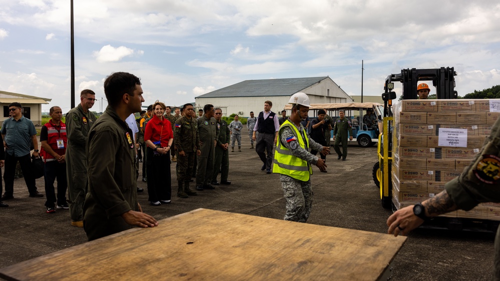 MRF-D 25.3: U.S. Ambassador to the Philippines and Philippine Secretary of Defense visit frontline troops of  foreign disaster relief