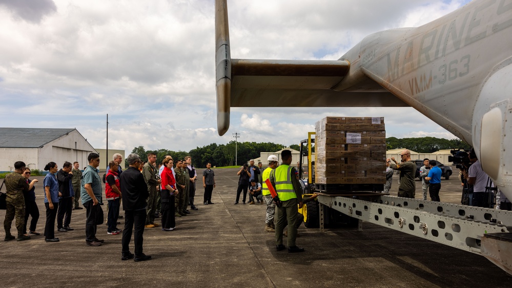 MRF-D 25.3: U.S. Ambassador to the Philippines and Philippine Secretary of Defense visit frontline troops of  foreign disaster relief