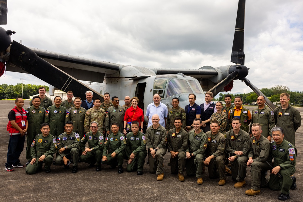 MRF-D 25.3: U.S. Ambassador to the Philippines and Philippine Secretary of Defense visit frontline troops of  foreign disaster relief
