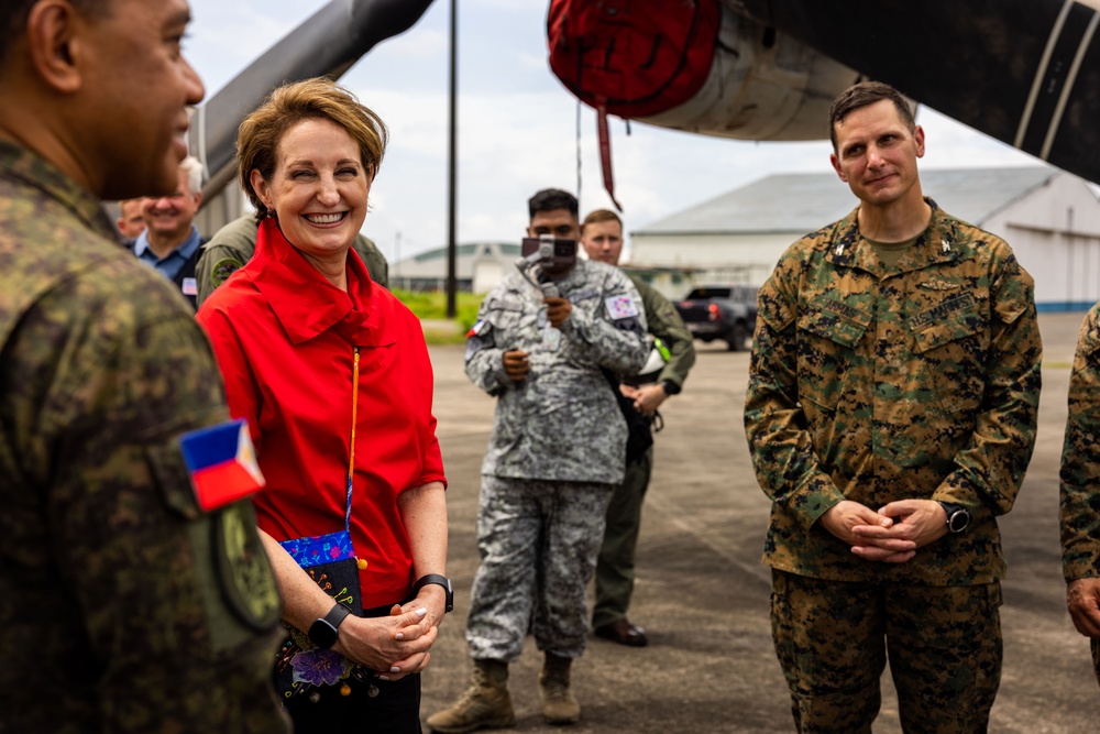 MRF-D 25.3: U.S. Ambassador to the Philippines and Philippine Secretary of Defense visit frontline troops of  foreign disaster relief