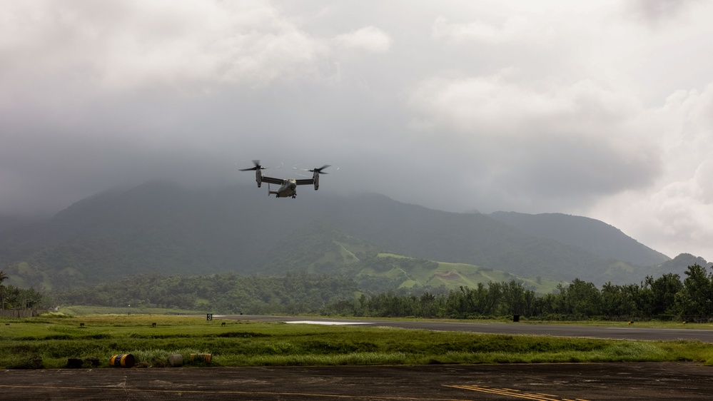 MRF-D 25.3: U.S. Marines and Airmen deliver critical supplies during foreign disaster relief in the Philippines