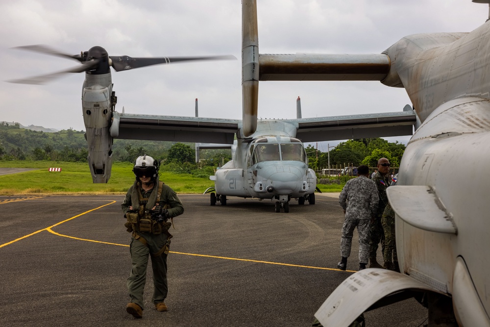 MRF-D 25.3: U.S. Marines and Airmen deliver critical supplies during foreign disaster relief in the Philippines